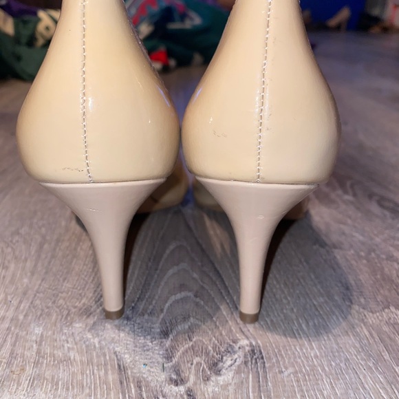 Joan & David Luxe nude 3” pumps with silver charms on each shoe size 7.5 - Picture 7 of 8